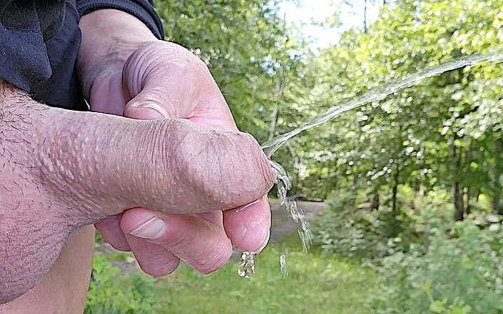 Aqua Pola: 我喜欢在撒尿时抱住他的鸡巴，弄湿我的手，我玩包皮