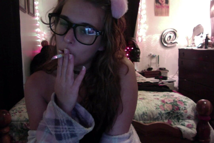 Alli Anderson: Nettes gelangweiltes rauchen