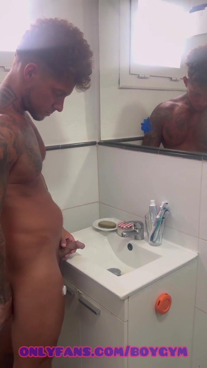 BoyGym: मेरे बाथरूम में मूतना, यह करना चाहते हैं?