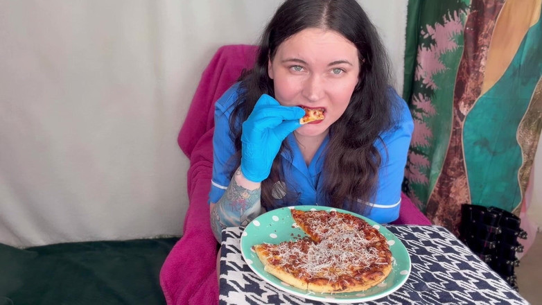 MissFFW: Suster ffw makan setelah seharian