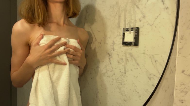 Mia Foster: シャワーで胸とディルドで遊ぶティーン熟女