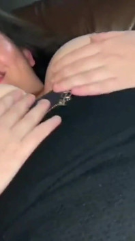 Une grosse bite noire me doigte la chatte en suçant les tétons, trio MMF