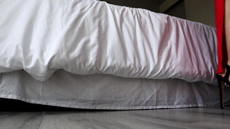 Kinky Lyrical: Strappy jehlové podpatky a šaty z červené vysoké štěrbině