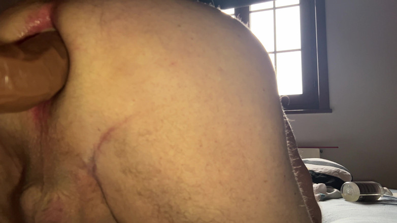 Almaviva: Děda šuká své hnědé dildo a užívá si to