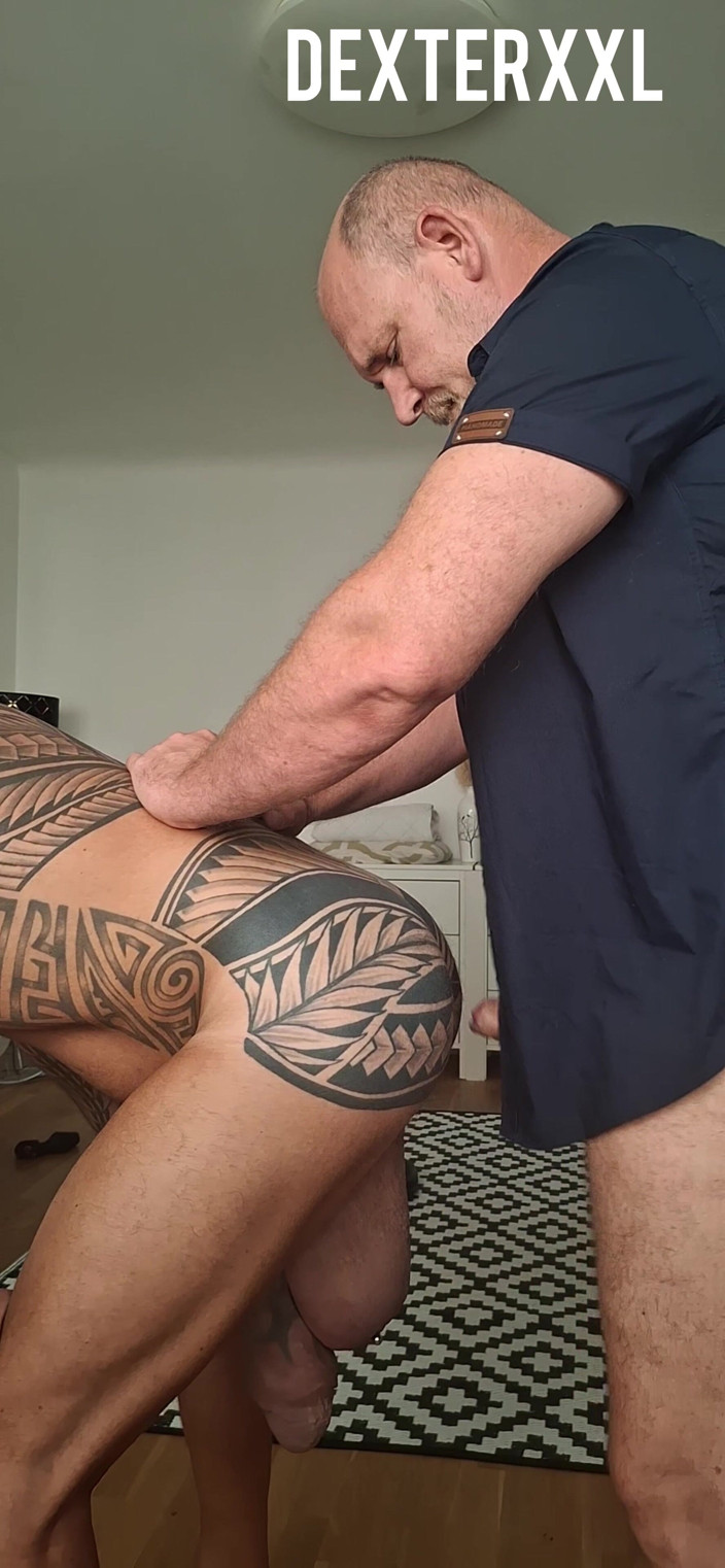 Dexterxxlfun: Roland, sexy amigo con polla de elefante Él quiere estar abajo...