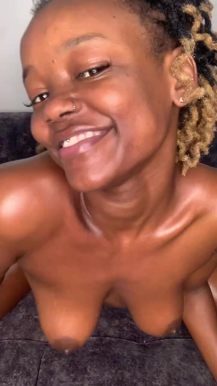 SEXXY-DAISY: मेरी तंग सांवली गांड दिखा रही है