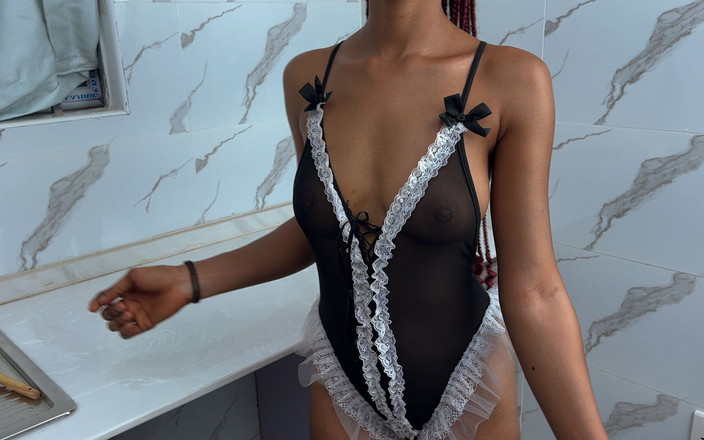 VigorVibes: Розпусна покоївка трахає свого боса пасинка (за лаштунками)