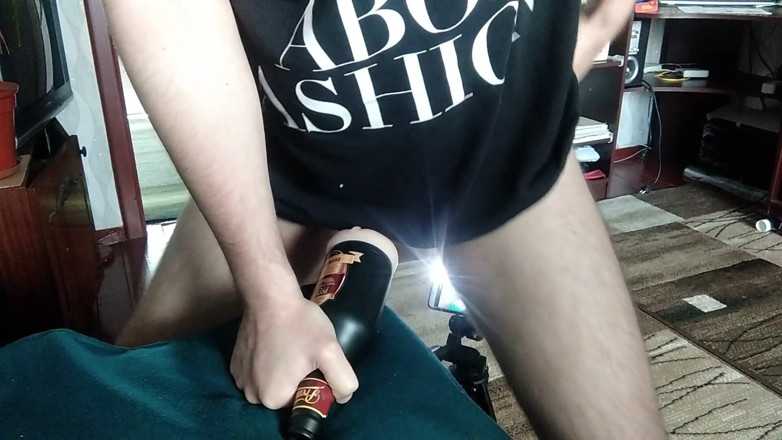 Hot guy solo: Weißer schwuler fickt muschi in taschen, stöhnt und kommt drinnen