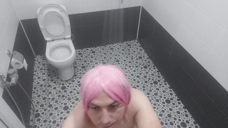 Kitty_Cross: Badan bengkung putih dengan pantat shemale putih bercergas di atas...