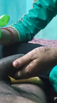 Indische Desi huisvrouw tante geneukt door jonge amateur-stiefzoon op zijn hondjes volledige Hindi-audio