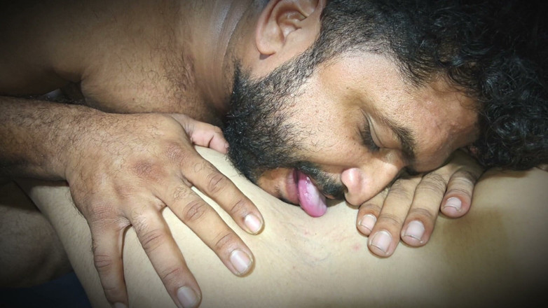 Kamasutra216789: Lizanie seksualnej gry Gra jackson z syropem czekoladowy na piersi