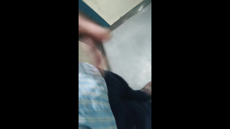 CarvingShovel: Asansörde elle muamele gösteriyor