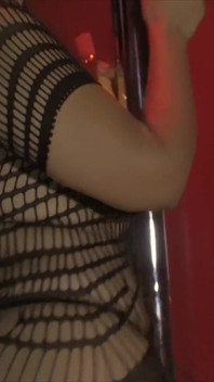 Saraboom balla e si masturba con un enorme dildo perfetto per il suo enorme culo e vagina