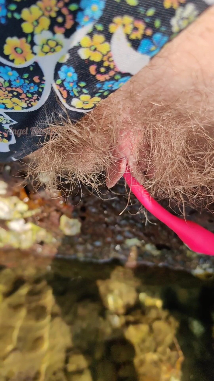 Abella Love: Pepek berbulu dengan Lovense kencing di dalam air