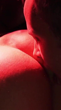 나이트 클럽에서 걸레는 뜨거운 몸으로 고객을 흥분하는 방법을 알고