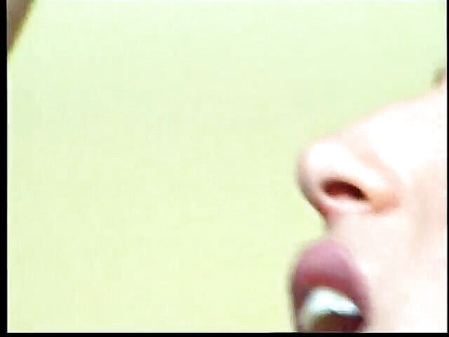 Redhead Beauties: Rothaariges schätzchen mit perfektem körper wird auf dem boden gepflügt