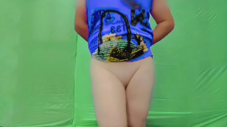 Kitty_Cross: Gadis trans cantik lagi asik godain memeknya pakai bulu lembu