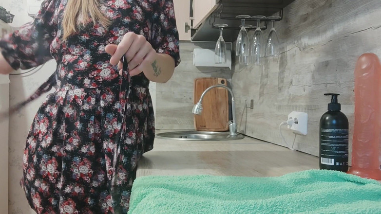 Lizaveta: Młody i napalony. Bardzo gorąca mama znudzona jest sama w...