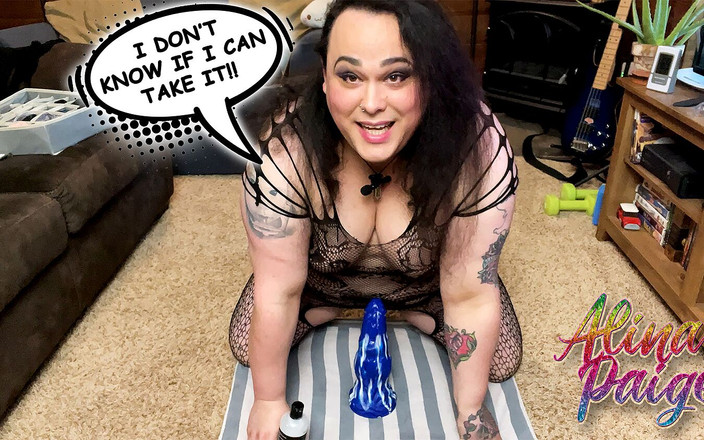 Miss Alina Paige: Grassa trans prova un enorme dildo
