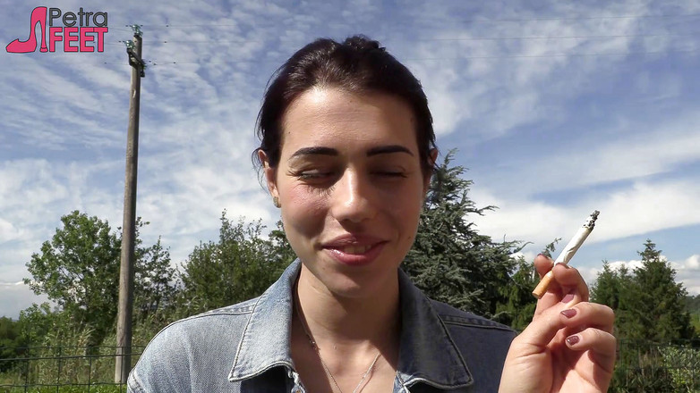 Smokin Fetish: Petra suka merokok rokoknya di luar rumah