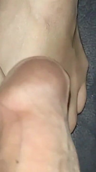 Éjaculation Secrète Sur Les Mignons Pieds De Sa Demi-sœur