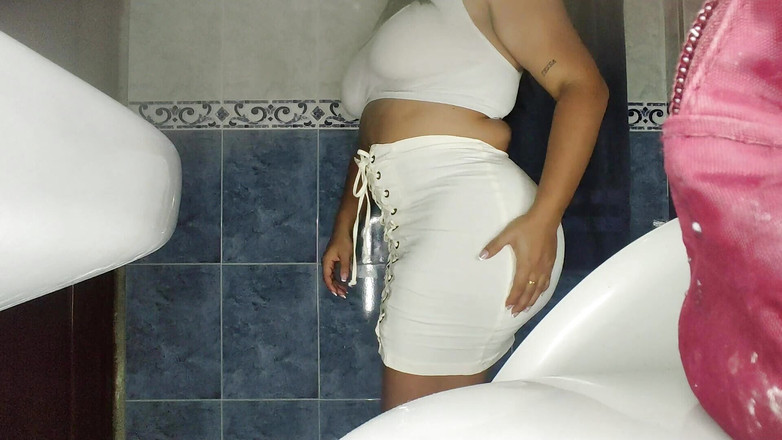 SENSESEX: Ogromny tyłek BBW Złapany sika w publicznej toalecie