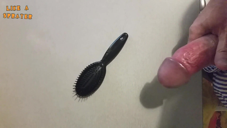 Like a sprayer: Handjob and cumshot on a haribrush