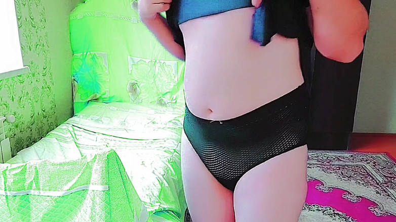 Kitty_Cross: Une femboy féminine douce se retourne dans une robe moelleuse