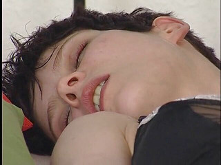 Lucky Wankerz: Ragazzina bruna indossa lingerie e calze si masturba da sola