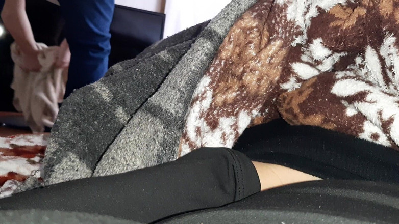 Lesbian-illusion: Waktu ibu tiriku lagi bersih-bersih apartemen, aku nonton dia lagi...