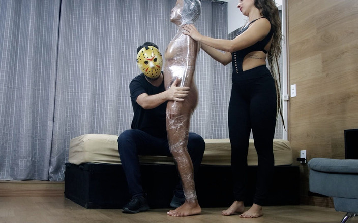 MAF fetish studio: Luana mummificata con un involucro di plastica