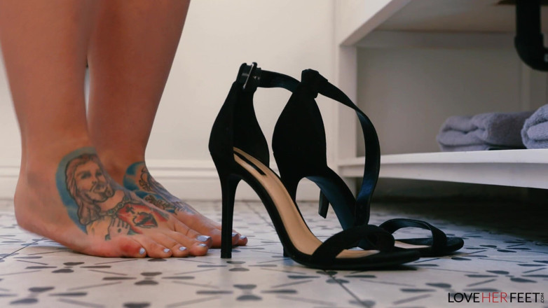 Loveherfeet: 豊満なミルフ、アイビー・ルベルが乱れたフェラの後に足を犯される