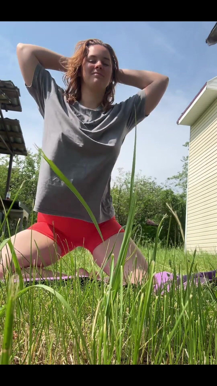 Fox Flame: Vara fac yoga pe stradă