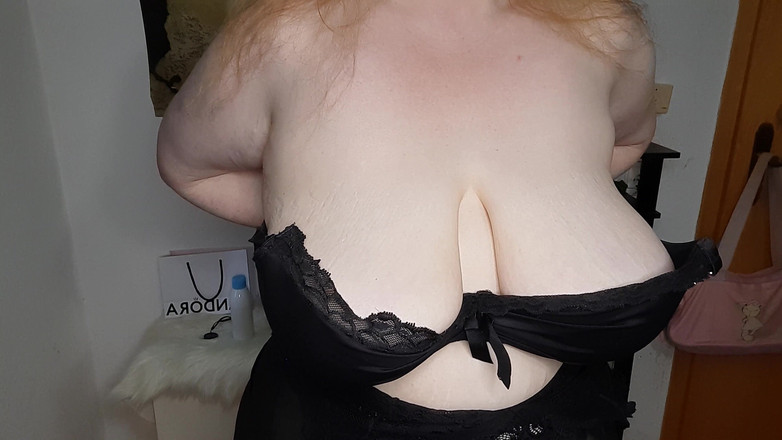 Curly_Dreams: Mhh aku nglumasi minyak toketku...