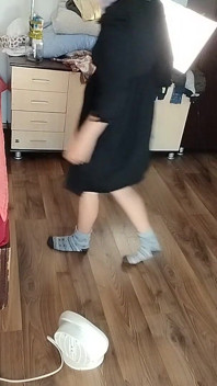 Seksowna brunetka Zabawy przymierzając ubrania. Seksowna mama tańczy nago w domu.