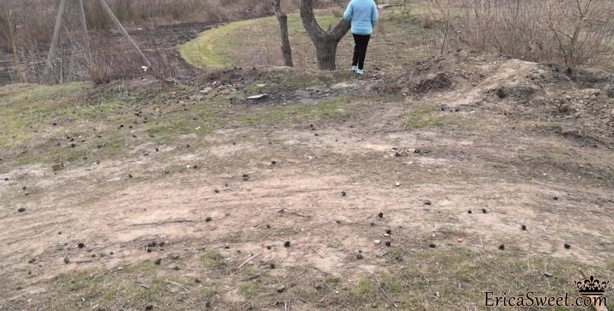 Erica Sweet: MILf spielt dicke möpse und fingert im freien - intensiver orgasmus