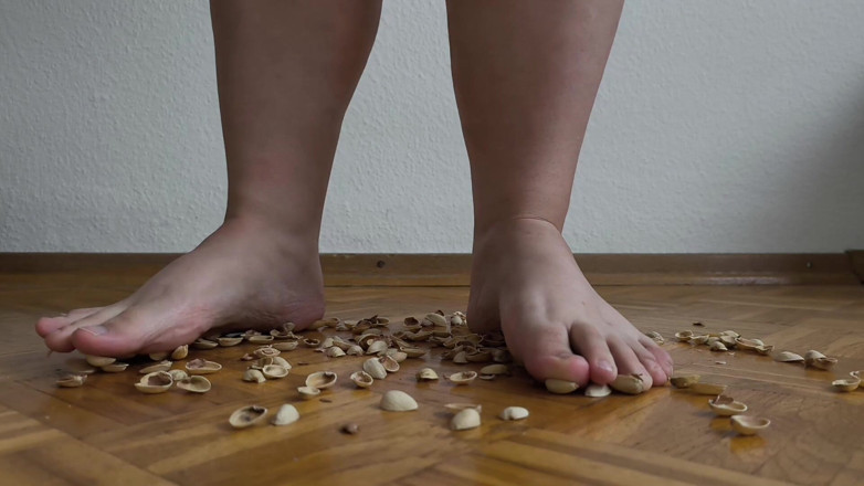Your QueenXoXo: 130kg Woman Walking on Pistachio Shells - Crunching Sounds