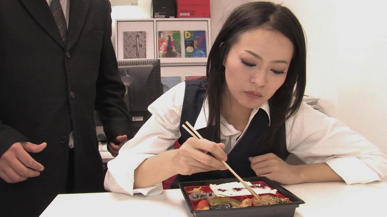 Our Offices in Japan: ボスは彼の秘書に素敵なフェラチオと足コキをさせてもらいます
