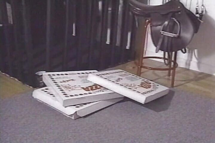 Vintage Babes: Un mec se fait fesser en lui léchant le pied