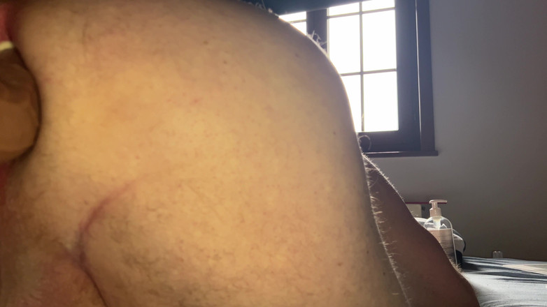 Almaviva: Vovô fode seu vibrador marrom e ele gosta