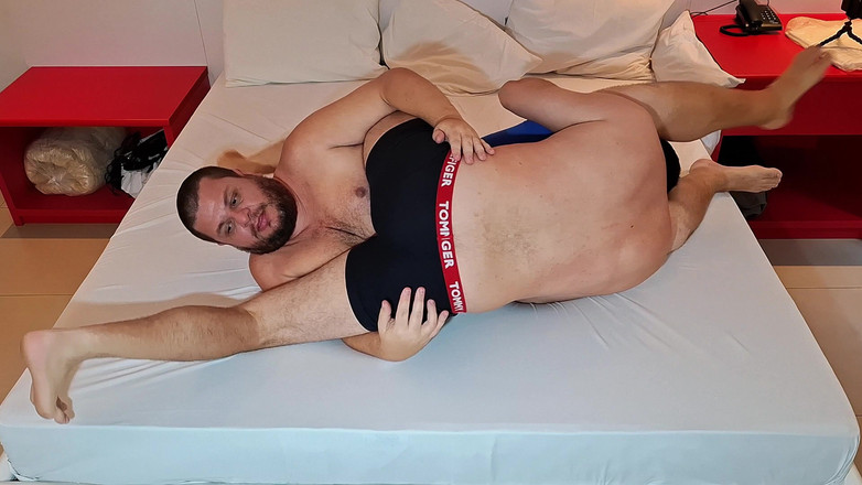 Combat and fetish: Urs luptător versus Jobber în camera de hotel