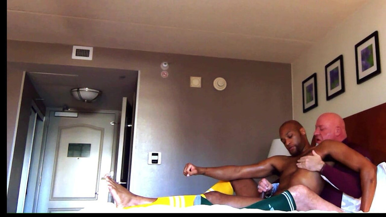 Kennie Jai: Kennie Jai viene massaggiata dall'allenatore