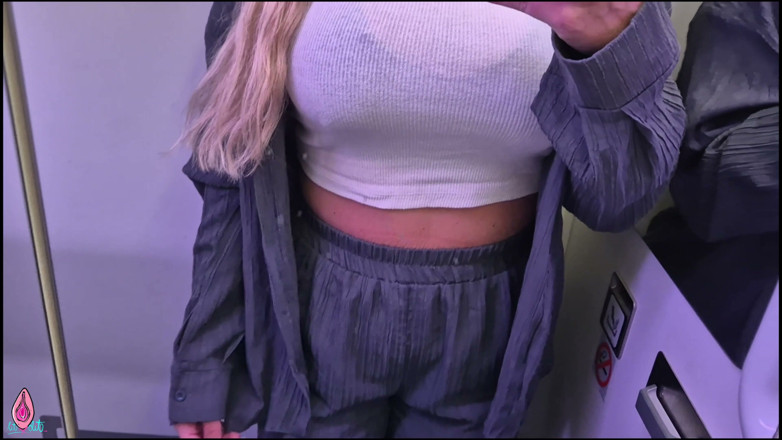 Litclit69: Une fille infidèle taille une pipe risquée dans l’avion lors...