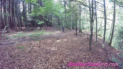 Amateur Solo Girls: Зрелый мужчина наблюдает, как девушка мастурбирует в лесу