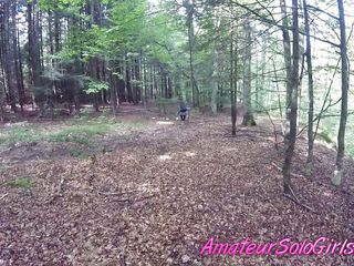 Amateur Solo Girls: Dojrzały mężczyzna patrzy, jak dziewczyna masturbuje się w lesie