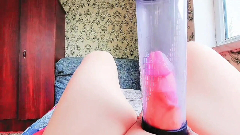 Kitty_Cross: Atemberaubender transvestiert, der wild unter glühenden neonlichter tanzt