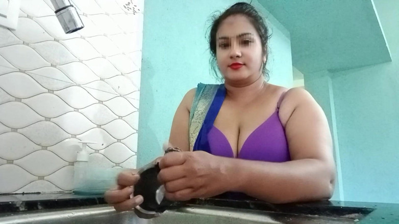 Indian Disha: Desi Bhabhi ko Kitchen me Bartan dothe dheka or Bedroom...