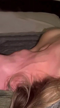 Pieprzy i spuszcza się w gardło kręconej blondynki jak w cipce