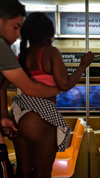 Encoxando a Una Culona Negra En El Metro