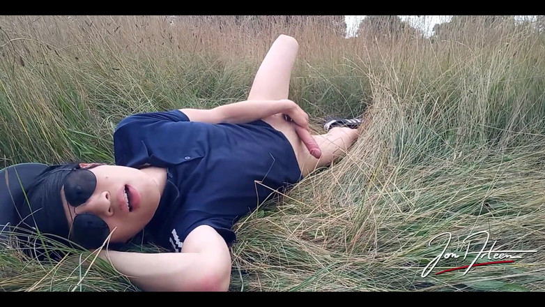 Jon Arteen: Vlog Venku, Jon Arteen mluví, masturbuje, ejakuluje sperma na poli...